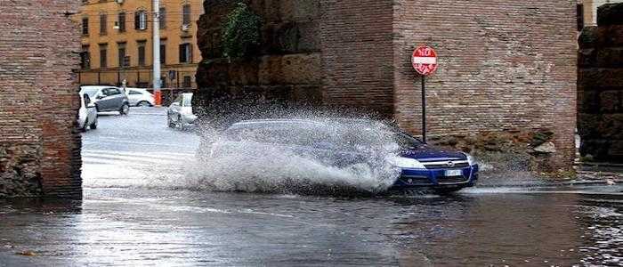 Roma sotto la pioggia: caos la città si blocca