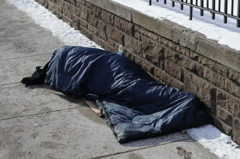 Milano, clochard trovato morto nei pressi della stazione: ipotesi assideramento