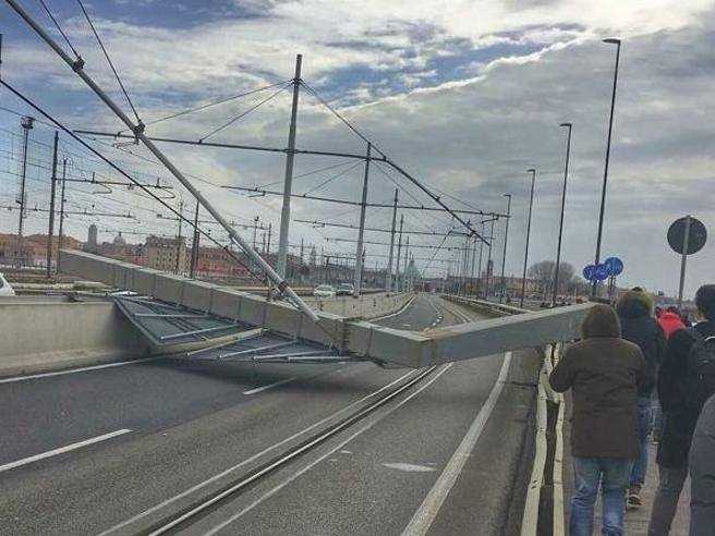Venezia, sul Ponte della Libertà crolla un pilone. Bloccato l'accesso