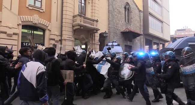 Salvini a Pisa: scontri antagonisti-polizia