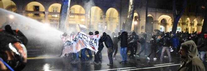Torino, sassaiola antifascista contro CasaPound: feriti sei poliziotti, fermati due manifestanti