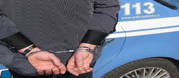 Droga: lancia borsello con cocaina a marijuana e aggredisce polizia, arrestato a Catanzaro