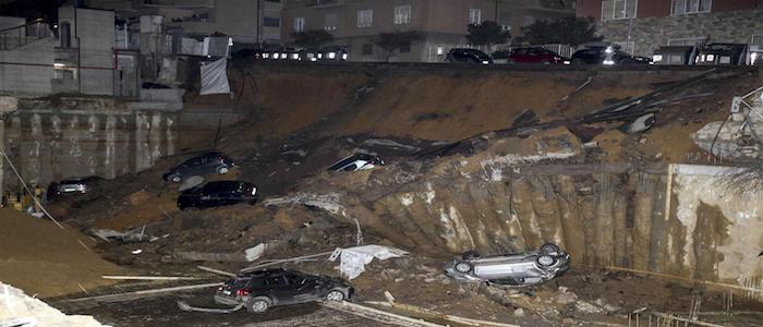 Roma, si apre grossa voragine in strada, automobili cadute dentro