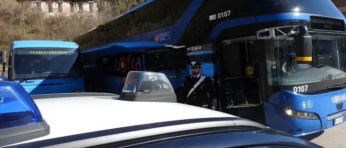 Roma, inseriva aghi di siringhe nei sedili dei bus: infermiere denunciato per lesioni