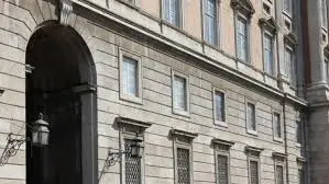 Scuola: si stacca intonaco, sfiorata allieva, paura in liceo Roma