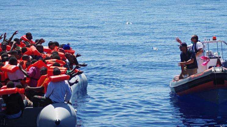 Migranti: nuovo sbarco. Oltre 800 persone salvate
