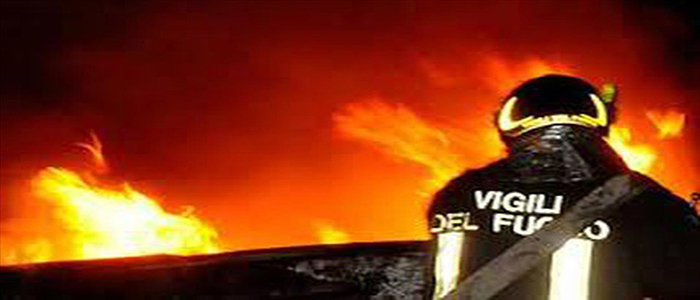 Capannone in fiamme a Roma, evacuate case