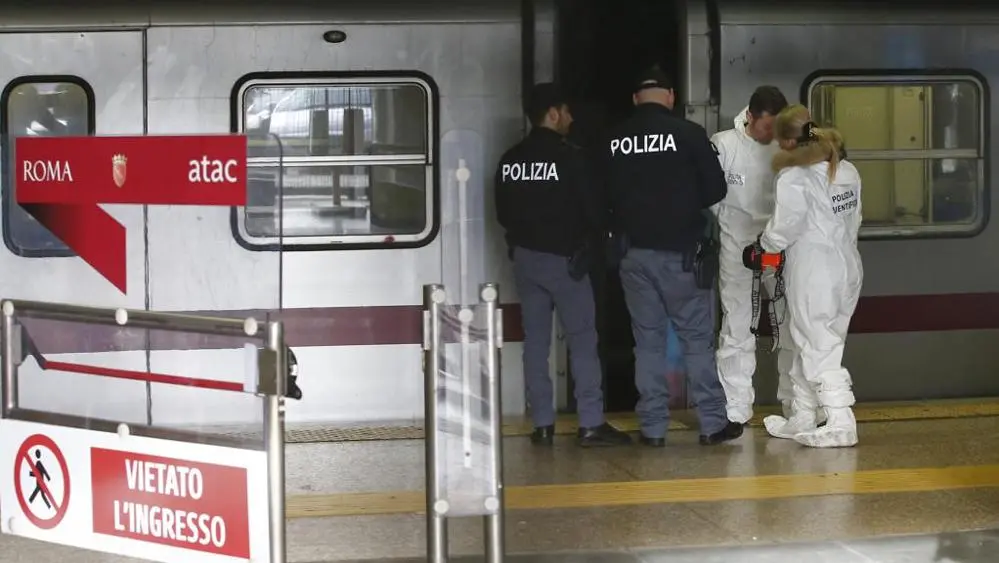 Roma, donna spinta sotto la metro: fermato presunto autore