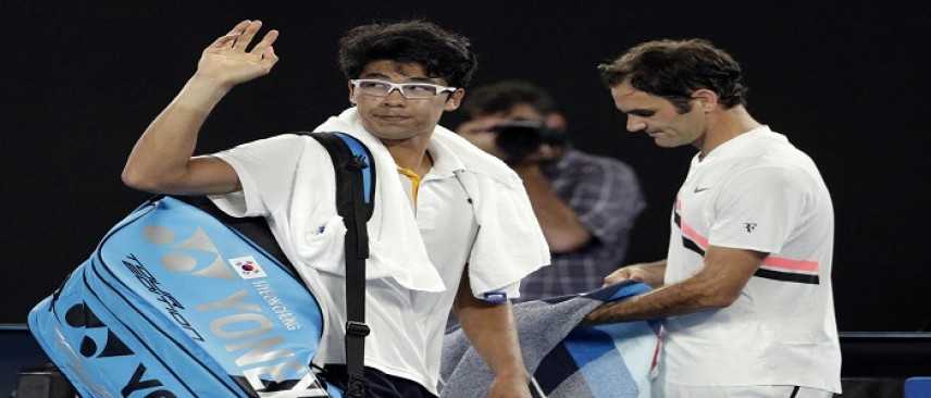 Tennis, Australian Open: Chung si ritira e Federer vola in finale contro Cilic