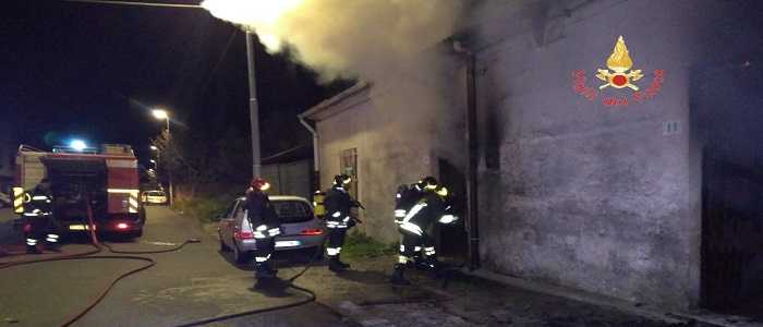 Catanzaro, Vigili del Fuoco al lavoro per domare incendio in un magazzino a Gagliano
