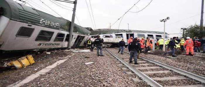 Treno deragliato nel Milanese: continuano i soccorsi dei Vigili del Fuoco