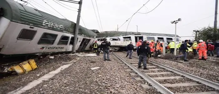 Treno deragliato nel Milanese: continuano i soccorsi dei Vigili del Fuoco