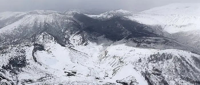 Giappone, vulcano in eruzione provoca una valanga