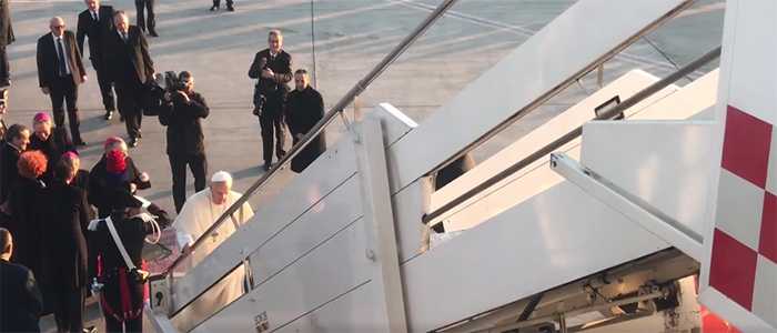 Il Papa in volo verso il Cile (video)