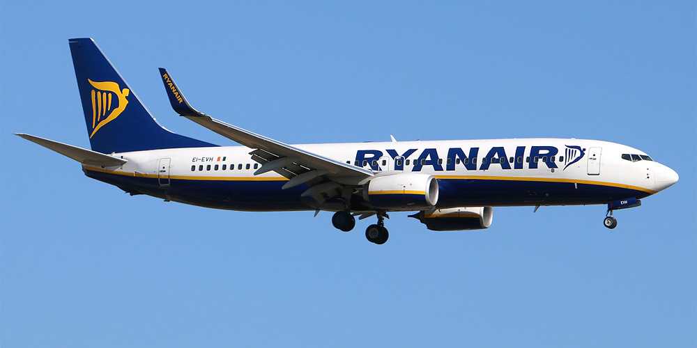 Ryanair, dal 15 gennaio al via le nuove regole: addio ai trolley gratuiti in cabina