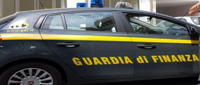 Palermo, sequestrati 5 distributori di carburante truccati dalla mafia