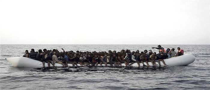 Libia, affonda gommone carico di migranti: decine di dispersi, almeno 50 morti