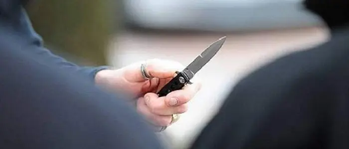 Due giovani aggrediti e accoltellati da gruppo ragazzini