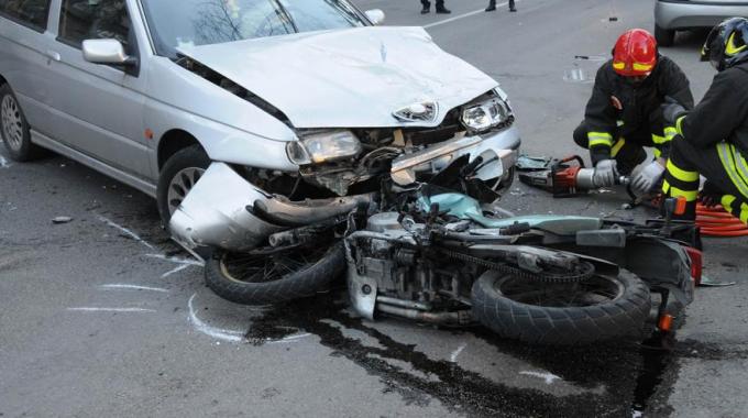 L'automobilista investe motociclista: deve tornare a scuola guida