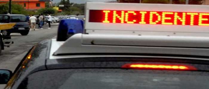 Incidenti stradali: SS 106 Jonica scontro auto con mezzo pesante un morto