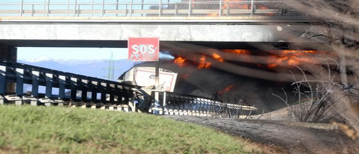 Scontro fra 2 tir, si incendia cisterna su A21, sei morti di cui due bambini (Foto)