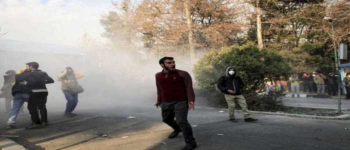 Iran, continuano le proteste: altri 9 morti e più di 400 arresti dopo il sesto giorno di scontri