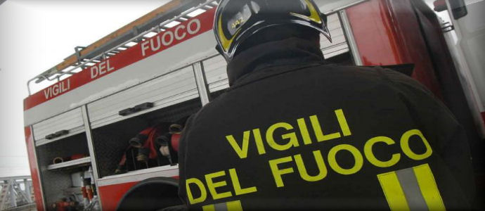 Si dà fuoco in auto dopo litigio con moglie, morto