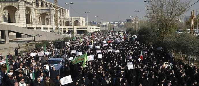 Iran: ancora scontri in piazza e spari sulla folla; uccisi diversi manifestanti anti-governativi
