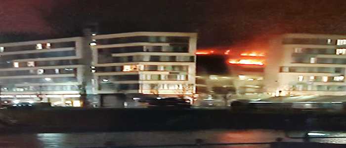 Capodanno Gb: maxi incendio in parcheggio, distrutte 1.400 auto, evacuati edifici vicini