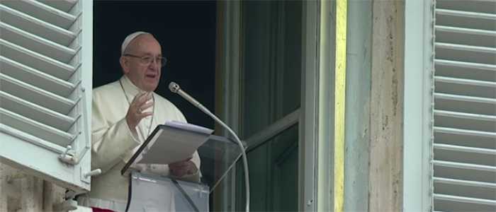 Papa Francesco all'angelus: Vangelo apre nuove strade per le famiglie, anche se ferite (Video)