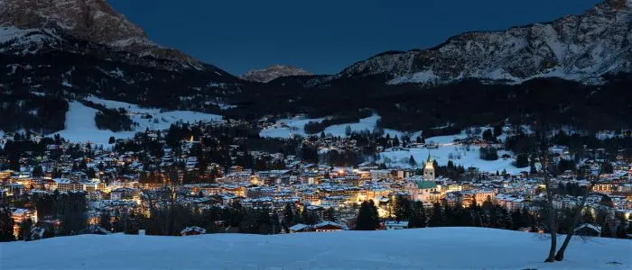 Cortina in tilt per le intense nevicate. Decine di auto bloccate sulla statale Alemagna