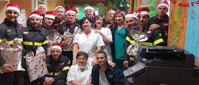 Cosenza: i Vigili del Fuoco all'Ospedale dell'Annunziata, ecco "Babbo Natale"