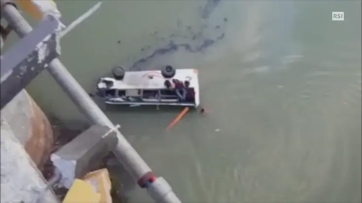 Autobus precipita nel fiume. Almeno 20 morti