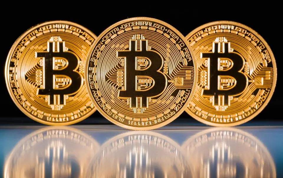 Bitcoin, prezzo crolla del 40% dopo il picco di lunedì