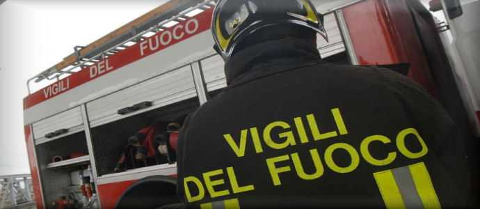 Incidenti stradali: furgone in canalone, conducente ferito, necessario l'intervento dei VVF