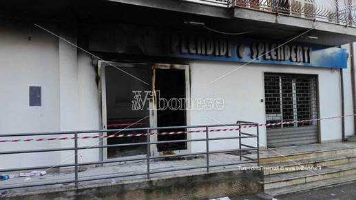Nicotera, bomba devasta negozio prima dell'inaugurazione
