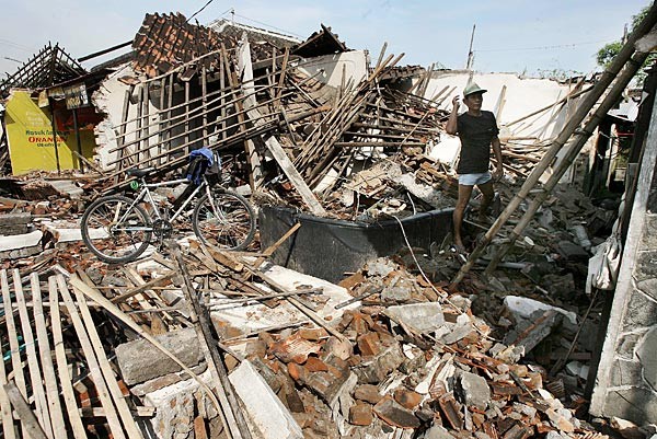 Indonesia, terremoto di magnitudo 6.5. Due morti e decine di feriti