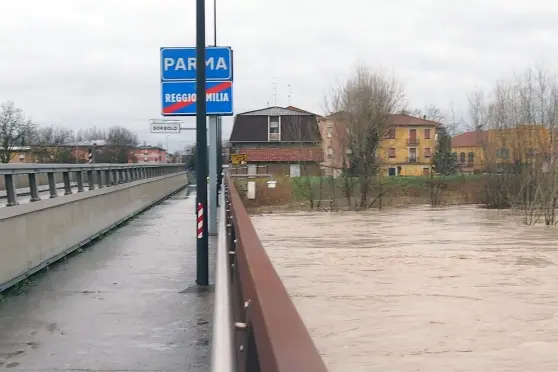 Allerta maltempo, straripa fiume Enza: evacuate oltre mille persone