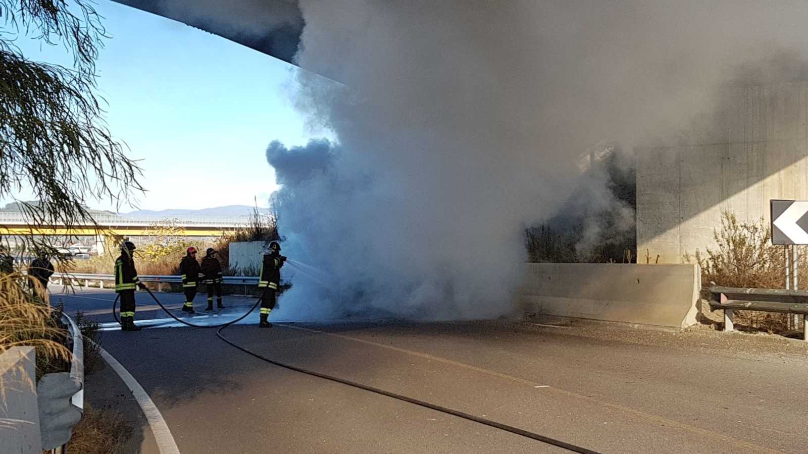 Catanzaro, incendio autovettura a Germaneto: conducente uscito in tempo e illeso