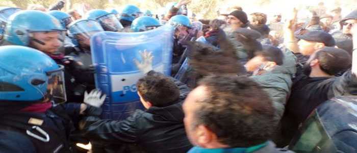No Tap: corteo a Lecce, scontro con polizia, un agente ferito