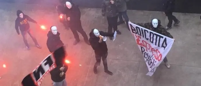 Forza Nuova, spedizione contro La Repubblica con fumogeni e striscioni