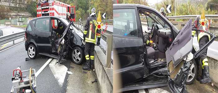 Incidente stradale: Catanzaro tempestivo intervento VVF per estrarre le due donne dall'auto (Foto)