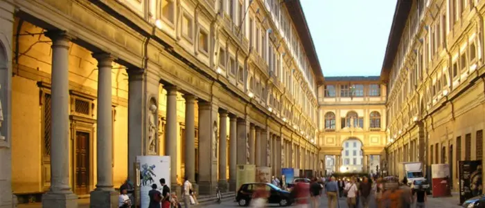 Fumo fuoriesce dal sottotetto della Galleria degli Uffizi, principio di incendio subito domato