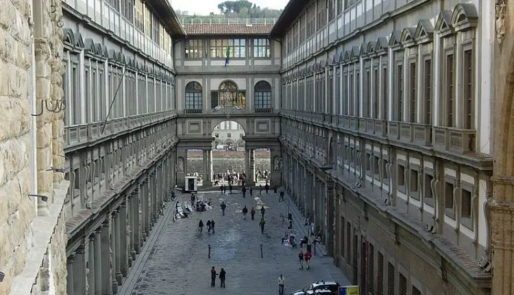 Uffizi, fulmine colpisce centralina