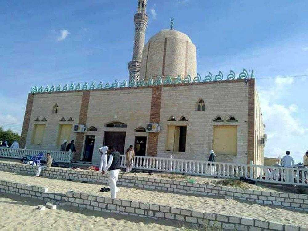 Egitto, attentato in moschea: terroristi sventolavano bandiera Isis