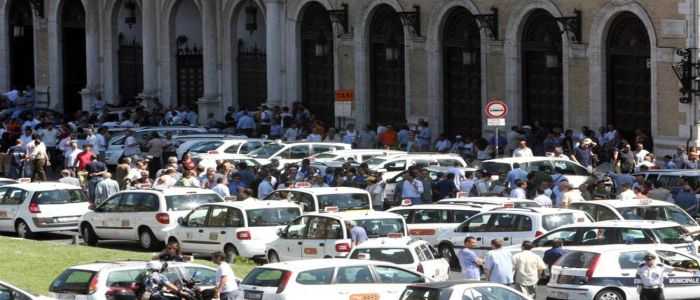 Al via lo sciopero nazionale dei taxi. Auto bianche ferme fino alle 22