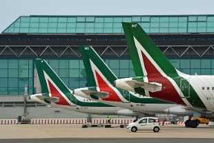 Trattativa Alitalia, Delrio: "I patti siano chiari"