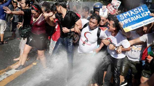 Filippine: cannoni d'acqua sul corteo anti-Trump