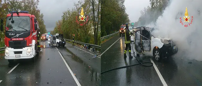 Incidente stradale: SS106, rocambolesco incidente furgone prende fuoco all'impatto, intervento VVF