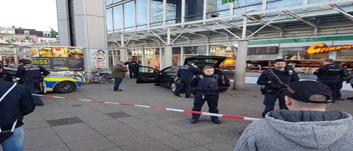 Germania: Terrore nella notte a Berlino, auto mira ai passanti, uomo in fuga